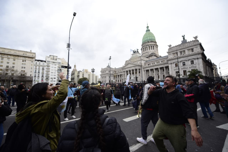 Las personas presentes en la marcha celebraron el rechazó al veto de Javier Milei.