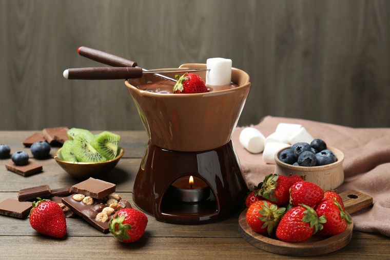 Fondue de chocolate casera: receta ideal para reuniones.