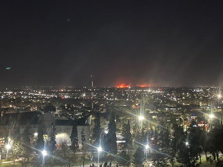 Incendio en el norte provincial, captado desde las torres del Unimev. Incendio en el norte provincial, captado desde las torres del Unimev.