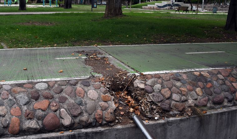 Frente al barrio Cano, también se observan daños importantes. Allí, un caño roto habría generado un pozo que afectó la estructura de la infraestructura ciclista. Frente al barrio Cano, también se observan daños importantes. Allí, un caño roto habría generado un pozo que afectó la estructura de la infraestructura ciclista.