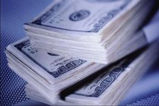 El dólar minorista alcanzó este jueves los $1.300 en el Banco Nación, un valor récord desde que se levantó el cepo cambiario en abril.