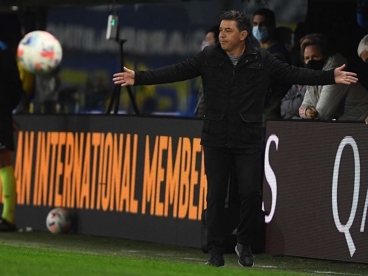 El muñeco y una duda en el once incial. Foto: Télam