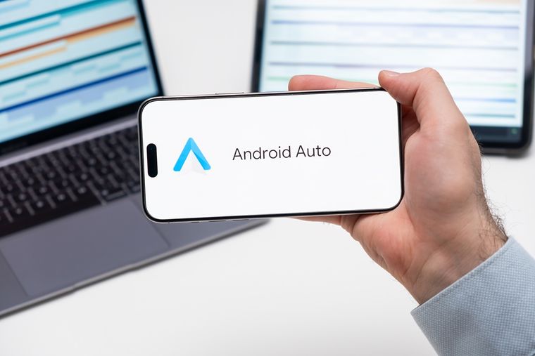 Usuarios de Android Auto reportan problemas en la versión 15.2 que afecta el reproductor de música. Usuarios de Android Auto reportan problemas en la versión 15.2 que afecta el reproductor de música.