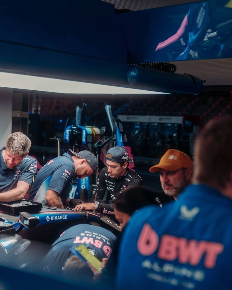 Franco Colapinto trabaja junto a los ingenieros de Alpine para cerrar el año de la mejor manera posible. Franco Colapinto trabaja junto a los ingenieros de Alpine para cerrar el año de la mejor manera posible.