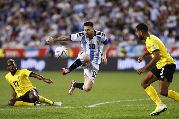 Super Messi: doblete del 10 para la goleada argentina en Nueva Jersey. Foto: Télam