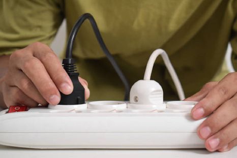 Cuidado con lo que enchufas en una zapatilla. Cuidado con lo que enchufas en una zapatilla.