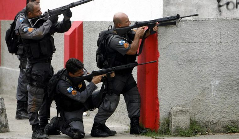La Policía de Río de Janeiro, Brasil, mató casi 120 personas en la favela. Foto Efe