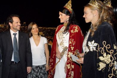 MDZol | Las máximas autoridades provinciales, junto a las representantes vendimiales de Mendoza, antes de comenzar la fiesta de la Vendimia de Maipú. Foto: Nacho Gaffuri / MDZ