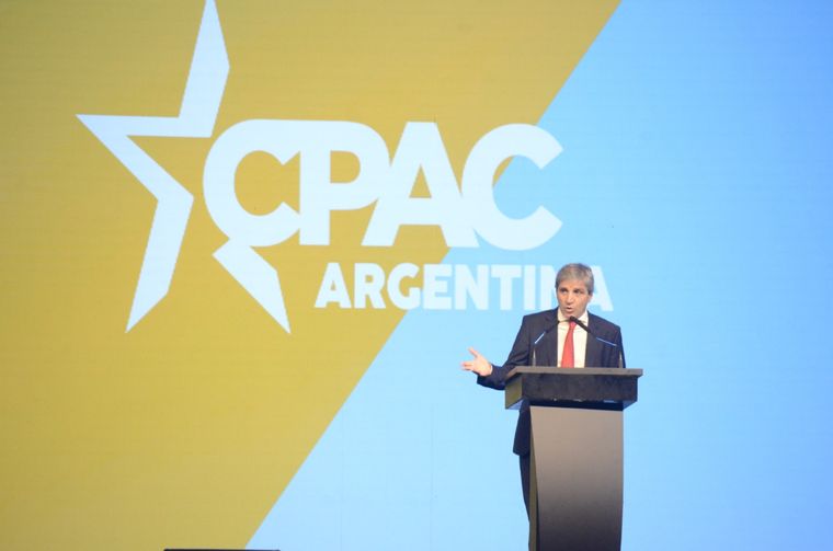 El ministro de Economía, Luis Caputo, repasó la gestión económica del Gobierno y celebró la batalla cultural que lleva adelante el Gobierno Javier Milei. Foto: Juan Mateo Aberastain/MDZ