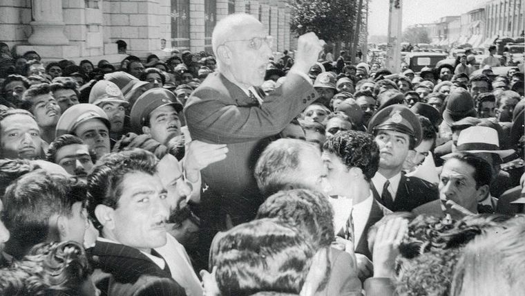 El primer ministro iraní Mohammed Mossadegh dirigéndose a una multitud en Teherán el 2 de octubre de 1951.