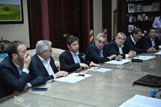 Firma de convenios para obras Kicillof firmo convenios con intendentes por obras publicas Foto: Twitter Firma de convenios para obras Kicillof firmo convenios con intendentes por obras publicas Foto: Twitter