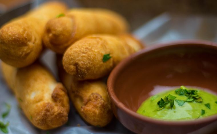 Tequeños con salsa verde Una receta simple y deliciosa para hacer en pocos minutos. Foto: Shutterstock