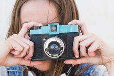 La estética vintage y los recuerdos emocionales impulsan el regreso visual de los años 2016 en redes sociales.