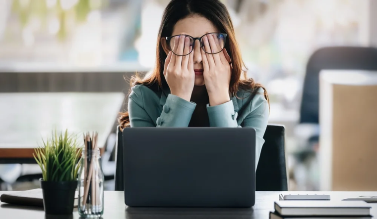 La situación económica impacta directamente en el mercado laboral y quienes tienen trabajo sufren consecuencias físicas y psicológicas Foto: Shutterstock