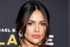 Foto: https://www.revistafama.com/moda/eiza-gonzalez-brilla-con-su-look-en-estreno-ambulance-paris