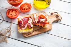 Receta de tapas españolas con tomate y jamón ibérico fáciles y deliciosas.