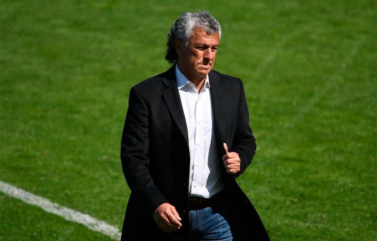 Pipo Gorosito, contrariado por la eliminación de Gimnasia en octavos de Copa Argentina.