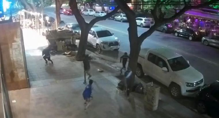 Un guardia fue apedreado por un grupo de menores en plena Ciudad de Mendoza. Foto: captura de video / gentileza.