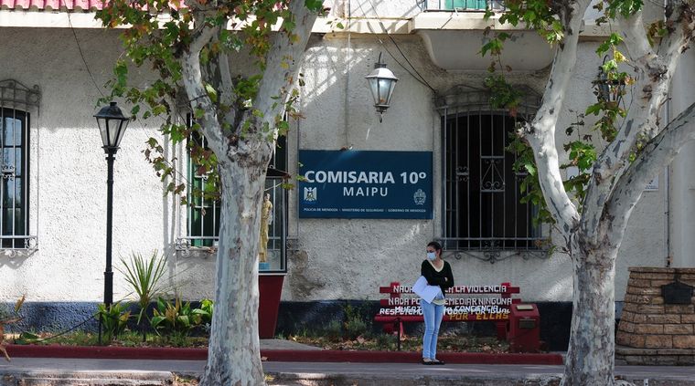 Uno de los delincuentes fue llevado a declarar a la Comisaría 10º de Maipú Foto: ALF PONCE / MDZ