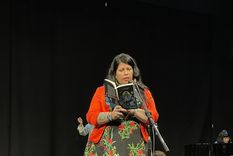 Dolores Reyes durante la lectura en el Teatro Picadero, donde defendió la importancia de la literatura. Foto: Redes sociales