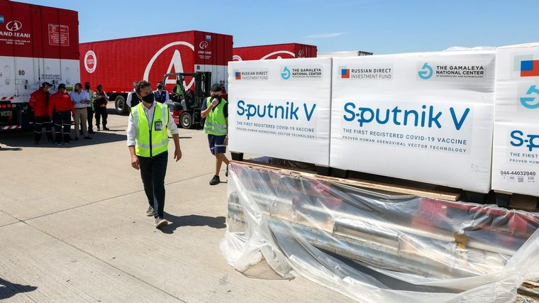 Llegan más vacunas Sputnik V y el principio activo para producirlas en el país