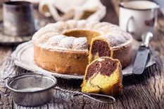 Así se prepara un bizcocho marmolado exquisito.