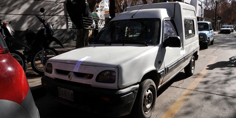 La Renault Express, secuestrada en la Comisaría 32, con la que cometieron el asalto. Foto: Agustín Mauricio/Mediamza.com