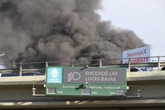 Así se veía el incendio en Ciudad desde el nudo vial Foto: Rodrigo DAngelo / MDZ