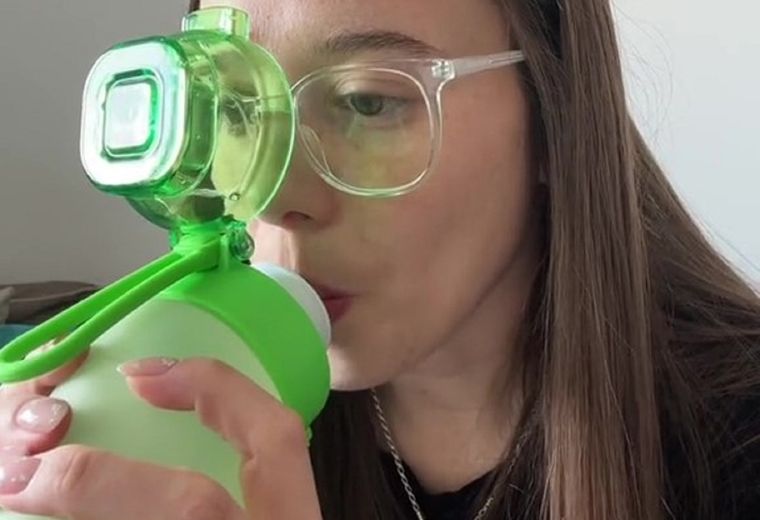El producto se llama Botella Air Up, tiene una capacidad para 650 ml y trae cápsulas para saborizar el agua. Foto: Captura del TikTok de @nailsbyromic