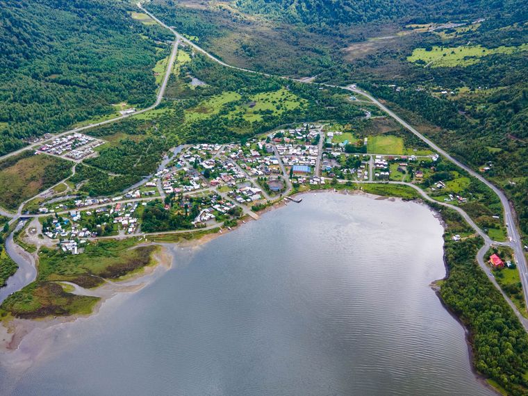 Puyuhuapi es un pueblo de la Patagonia chilena donde las aguas termales se encuentran frente a bosques y montañas.