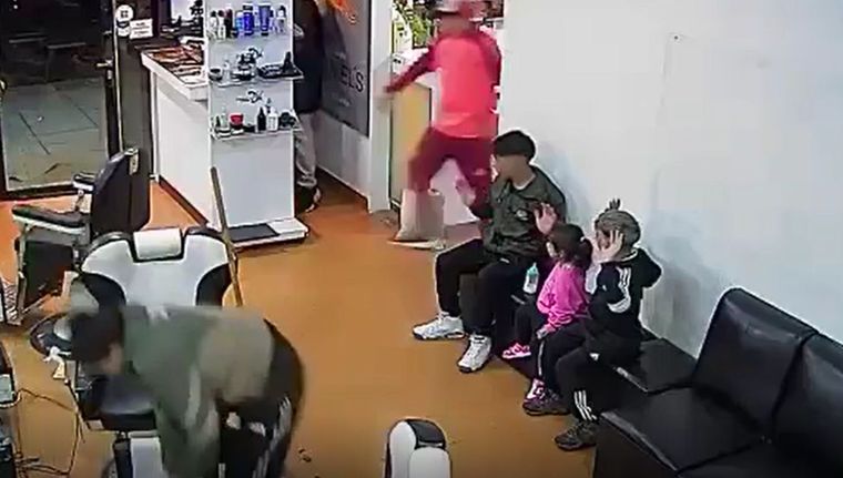 Los nenes levantaron las manos al ver a los delincuentes. Foto: Captura de video.