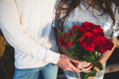 MDZol | Regalar ramos de flores volvió a ponerse de moda y las florerías tiene cada año clientes más jóvenes no solo en el Día de los Enamorados Foto: Freepik