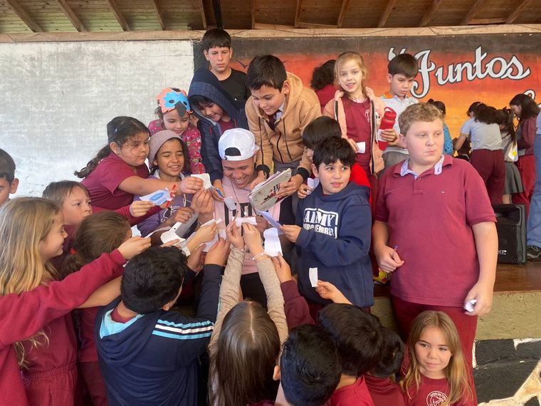 Con la música y el rap, lleva la fe a cientos de jóvenes. Con la música y el rap, lleva la fe a cientos de jóvenes.