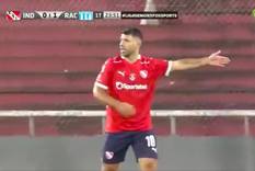 Con toda su magia, el Kun marcó el empate en el Libertadores de América. Foto: Captura