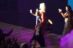 Julieta camina por el escenario, plena de alegría. Foto: Maximiliano Ríos - MDZ