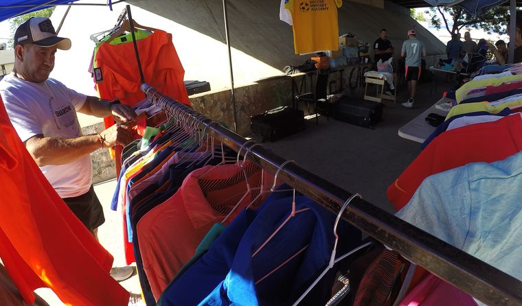 El outlet funciona bajo el puente, frente a Andes Talleres, y ya es referencia para quienes buscan ropa deportiva barata. El outlet funciona bajo el puente, frente a Andes Talleres, y ya es referencia para quienes buscan ropa deportiva barata.