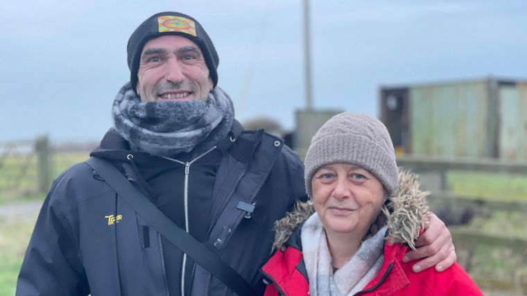 Davey Robinson y Tracy Charlton han documentado el impacto de la erosión en la zona del búnker.