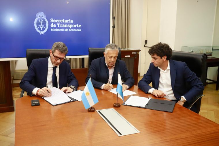 Cornejo y Pierrini firmaron la cesión de las obras para extender el ferrocarril. 