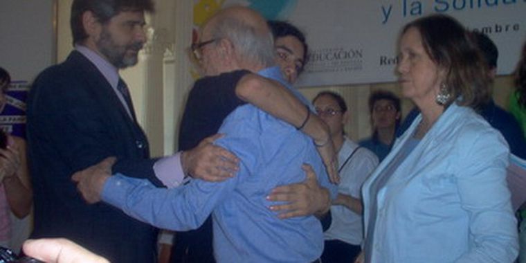 Manubens se abraza con Sábato.