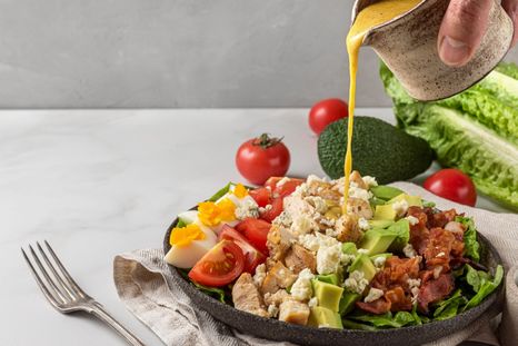 Ensalada cobb Una recets deliciosa para hacer en pocos minutos. Foto: Shutterstock