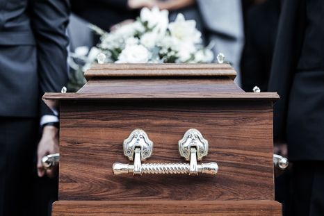La muerte de un ser querido no solo representa un momento difícil de afrontar en cuanto a lo emocional, sino, también, a lo económico y burocrático. La muerte de un ser querido no solo representa un momento difícil de afrontar en cuanto a lo emocional, sino, también, a lo económico y burocrático.