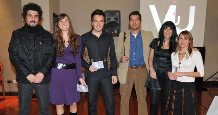 Marcos García, Érica Chiani, Ale Ortega, Walter Moreno, Analía de la Llana y Emilia Schiaffini, los responsables de Viú. Foto: Gerardo Gómez / MDZ