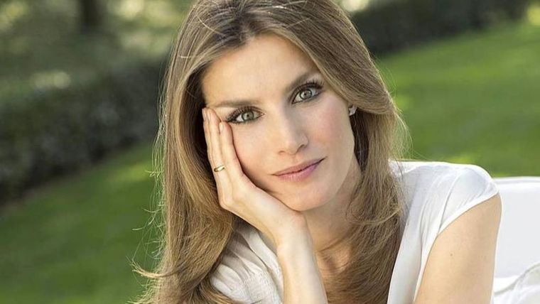 Letizia Ortiz volvió a las aulas en las que obtuvo el título de Periodismo en 1995 y fue reconocida como “alumna de honor”.
