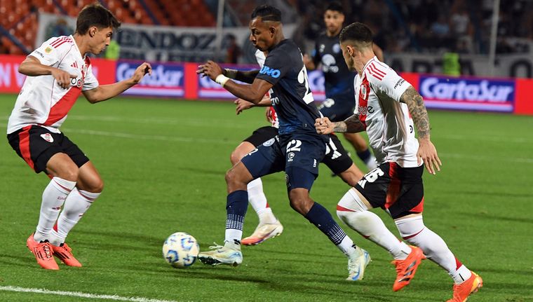 Sebastián Villa evade la marca de Gattoni. Foto: ALF PONCE MERCADO / MDZ