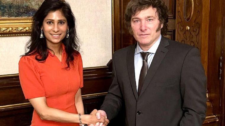 Javier Milei junto a Gita Gopinath, la subdirectora gerente del Fondo Monetario Internacional. Foto: Presidencia