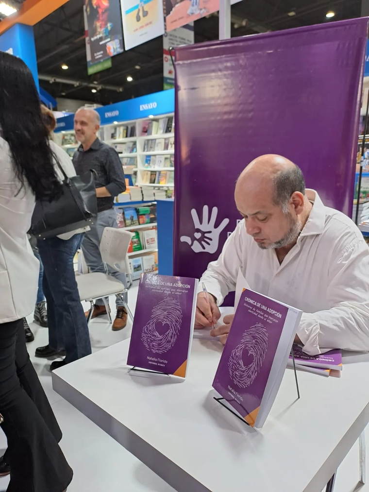 Firmando ejemplares en la Feria del Libro 2023 Firmando ejemplares en la Feria del Libro 2023