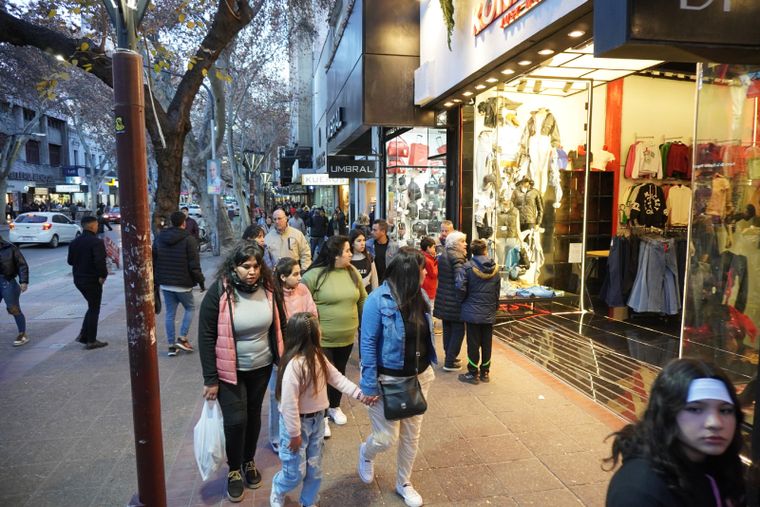 Caminar y comparar precios es la principal recomendación de los analistas para ganarle a la inflación, además de aprovechar las promociones y planes en cuotas. Foto: Maximiliano Ríos/MDZ