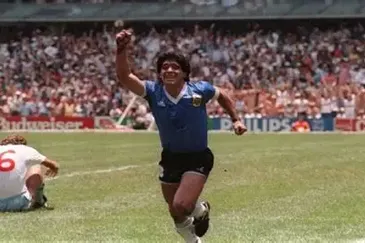 Peter Shilton, exarquero inglés, dijo que el segundo gol de Maradona también fue ilícito. Peter Shilton, exarquero inglés, dijo que el segundo gol de Maradona también fue ilícito.