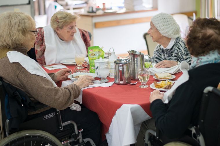 Especialistas advierten que las celebraciones pueden intensificar la soledad y el estrés en personas mayores, y destacan la importancia de los vínculos, el entorno y el cuidado profesional.