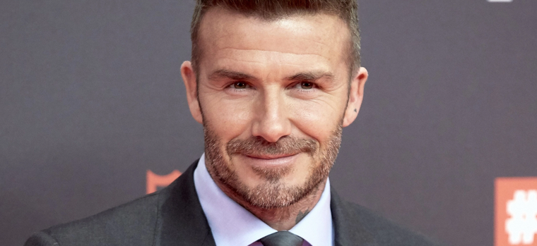 David Beckham desempolvó sus dotes de modelo, que heredó a su hijo Brooklyn, que es modelo masculino, y aceptó una propuesta de la marca de relojes Tudor. Foto: SheKnows - https://www.sheknows.com/wp-content/uploads/2017/07/david-beckham-1.jpg